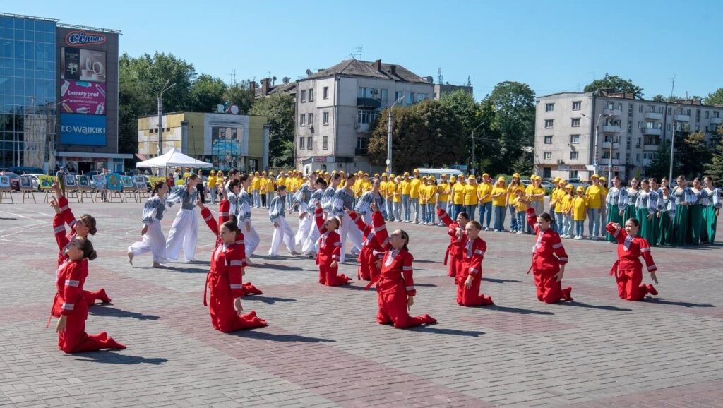 В Кам'янському до Дня Незалежності сформували живу фігуру у вигляді Державного Герба України - ФОТО