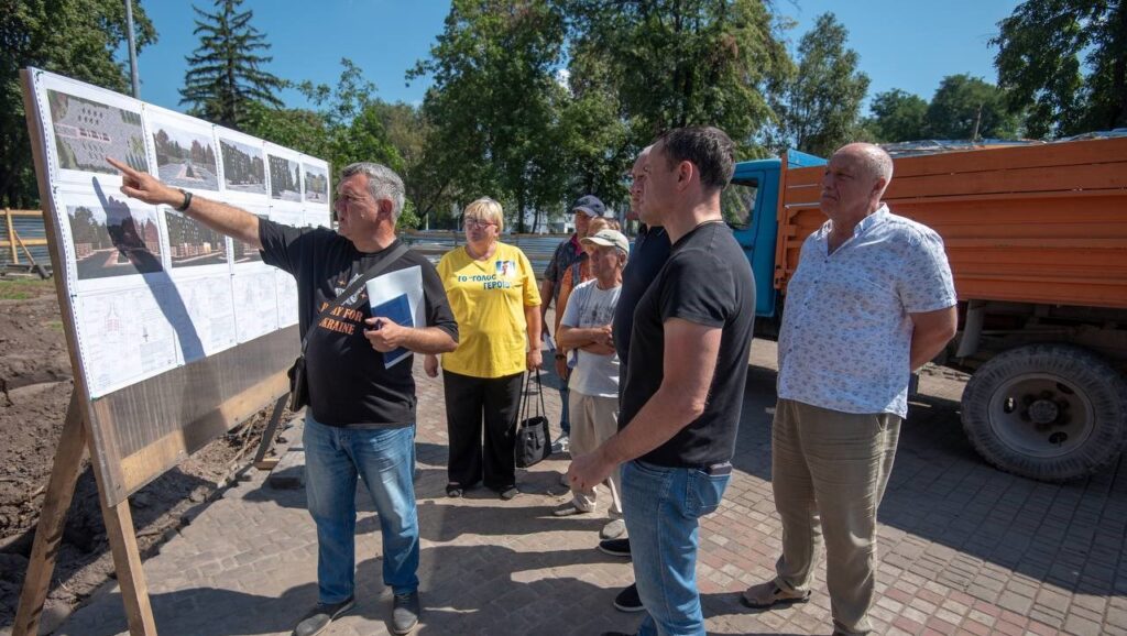 В Кам'янському реконструюють Меморіальний комплекс на Майдані Героїв - ФОТО