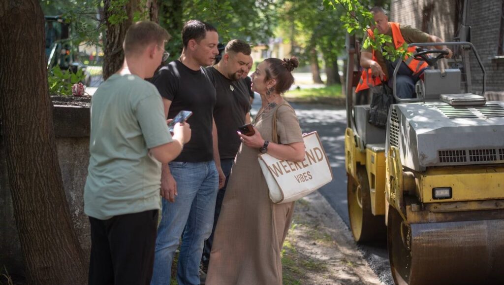 В Кам'янському ремонтують тротуари та покриття на прибудинкових територіях - ФОТО