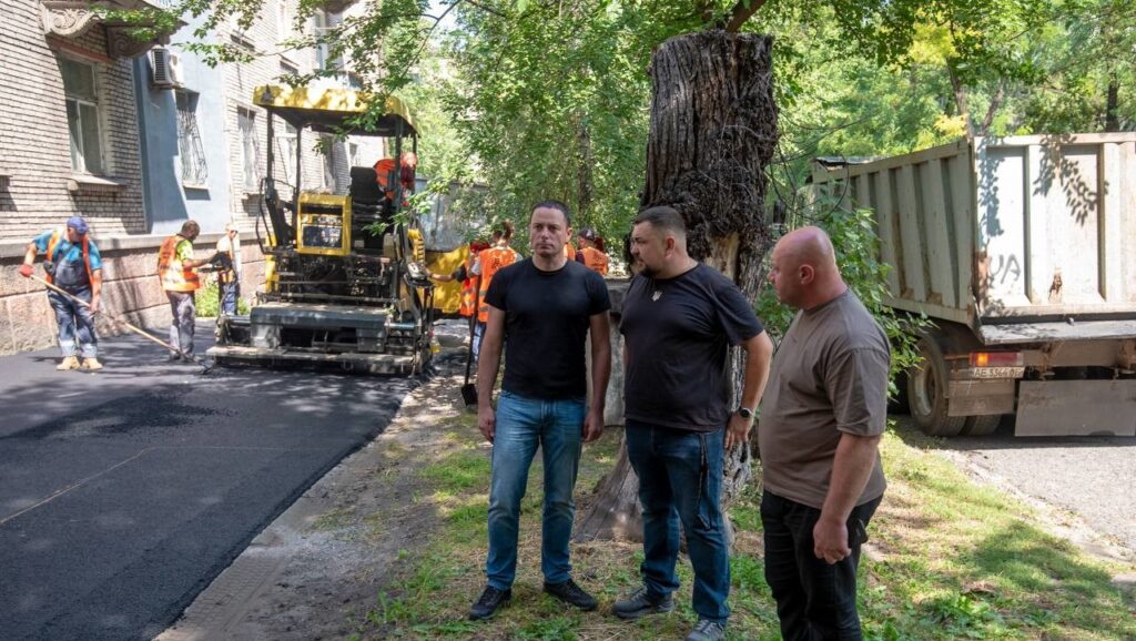 В Кам'янському ремонтують тротуари та покриття на прибудинкових територіях - ФОТО
