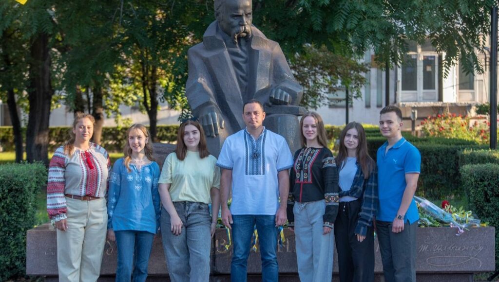 В Кам'янському у День Незалежності України відбувся урочистий захід біля пам'ятника Кобзарю - ФОТО