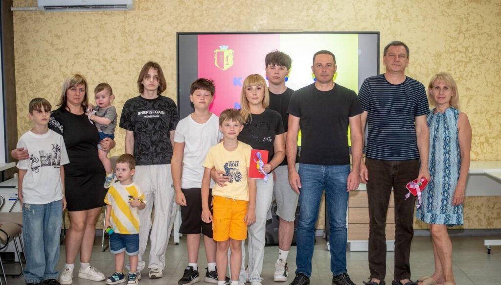 В Кам'янському родинам переселенців з Донеччини вручили ключі від квартир - ФОТО