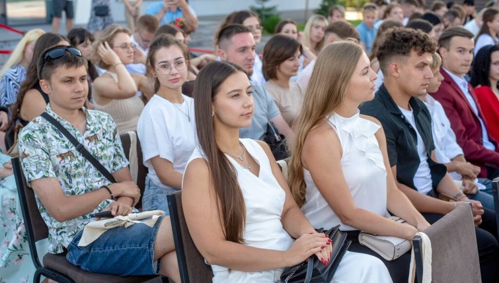 В Кам'янському до Дня молоді відзначили найкращих представників молодіжної спільноти міста - ФОТО
