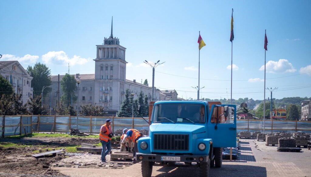 В Кам'янському реконструюють Меморіальний комплекс на Майдані Героїв - ФОТО