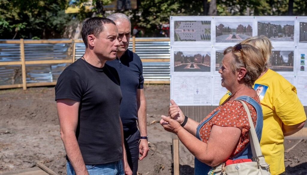 В Кам'янському реконструюють Меморіальний комплекс на Майдані Героїв - ФОТО
