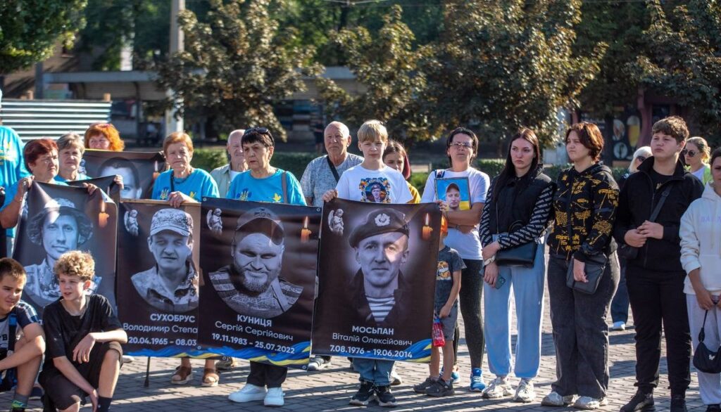 В Кам'янському понад пів тисячі учасників взяли участь у патріотичному забігу «Шаную Воїнів. Біжу за Героїв України». - ФОТО