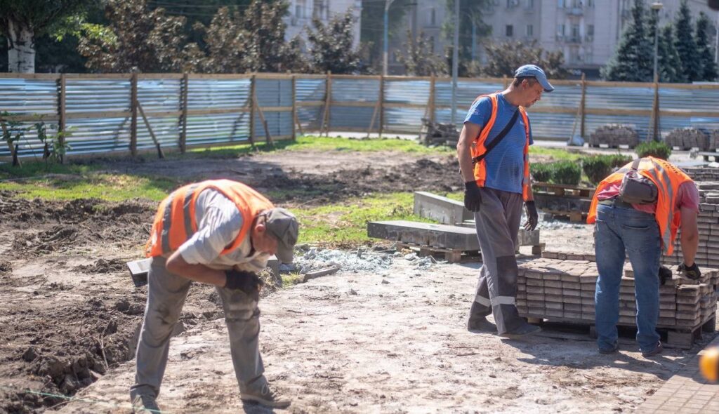 В Кам'янському реконструюють Меморіальний комплекс на Майдані Героїв - ФОТО