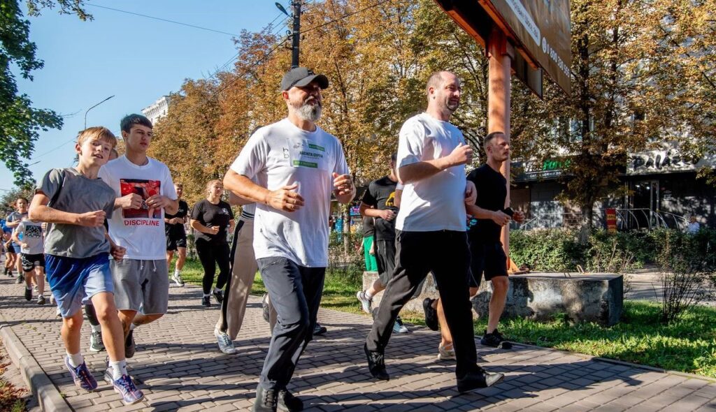 В Кам'янському понад пів тисячі учасників взяли участь у патріотичному забігу «Шаную Воїнів. Біжу за Героїв України». - ФОТО
