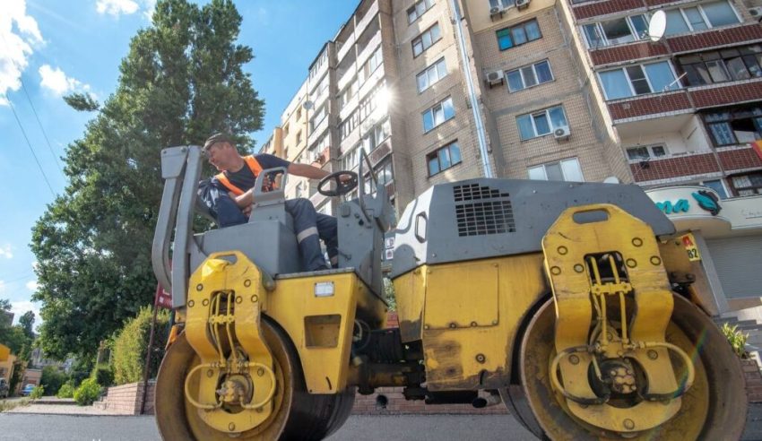 Ремонти тротуарів та оновлення покриттів у дворах багатоповерхівок тривають у Кам'янському - ФОТО