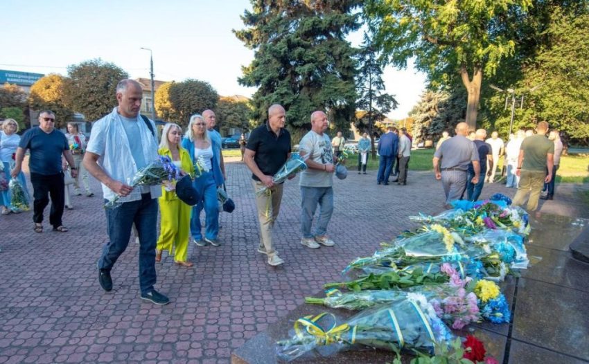 В Кам'янському у День Незалежності України відбувся урочистий захід біля пам'ятника Кобзарю - ФОТО