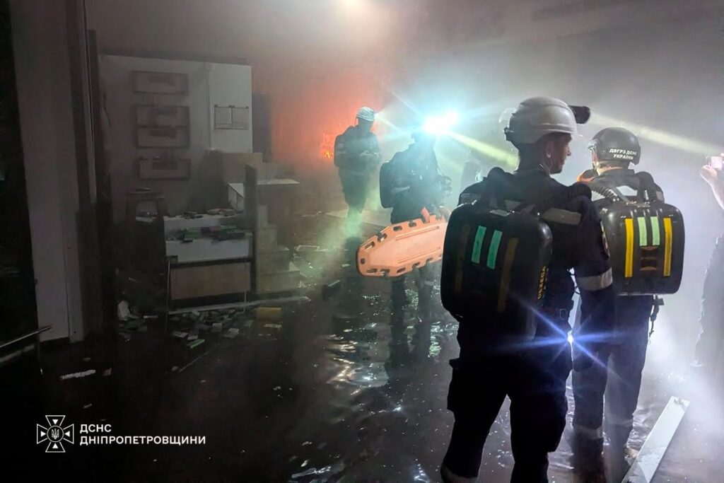 Ворог атакував торгівельний центр на Дніпропетровщині: є загиблі, майже 100 людей поранені - ФОТО
