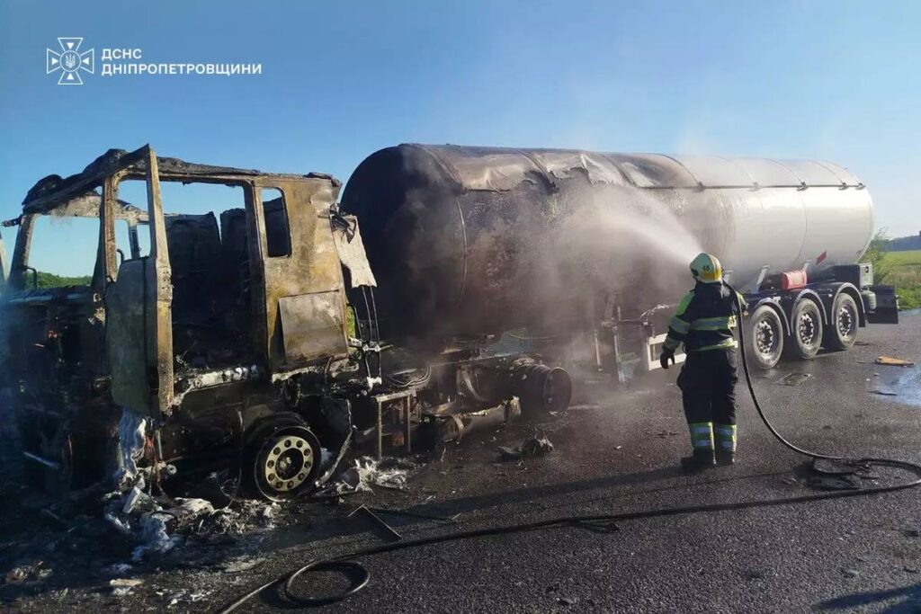 В Кам'янському районі горіла автоцистерна - ФОТО
