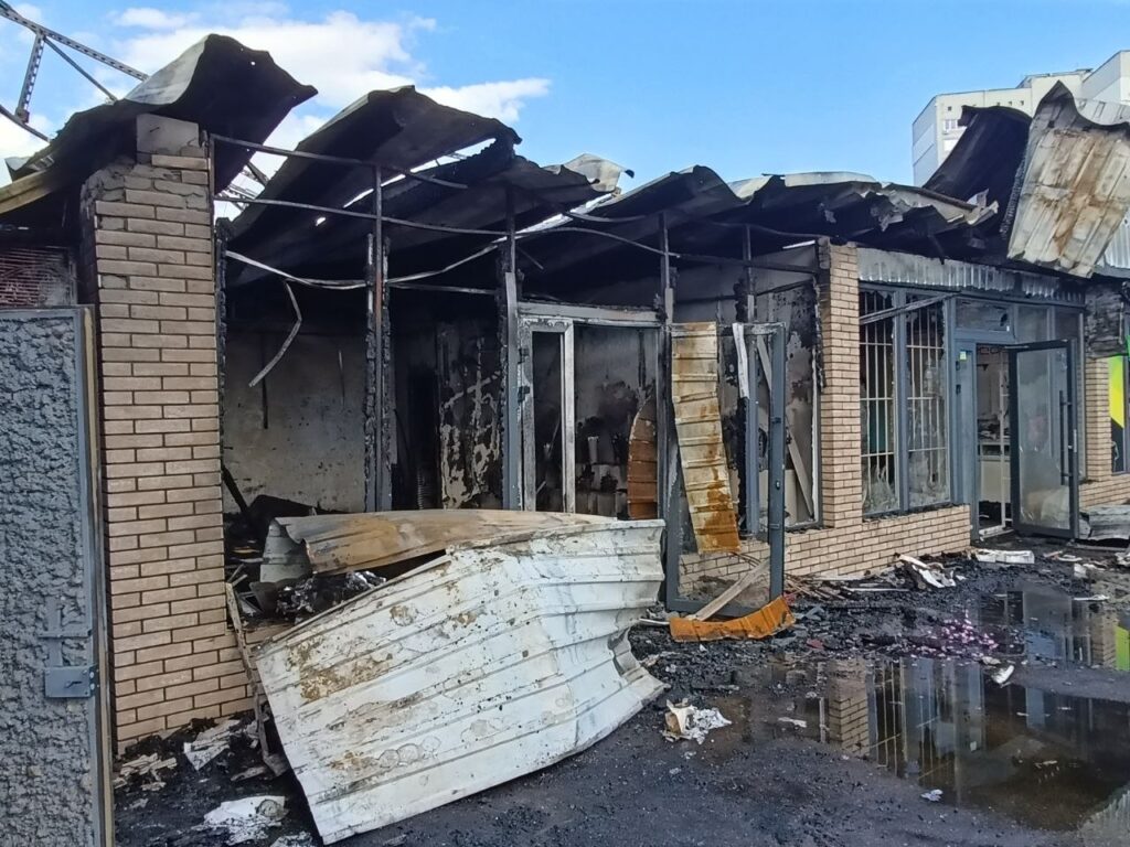 На Лівобережжі Кам'янського горіли торгівельні павільйони з одягом(ВІДЕО) - ФОТО