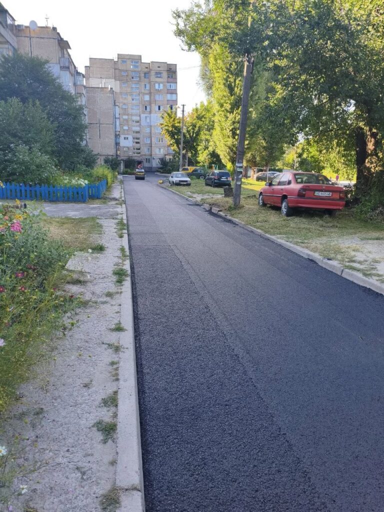 В Кам'янському завершили ремонт внутрішньоквартальної дороги на вул. О. Алексеєнка та на ділянці по вул.Айвазовського - ФОТО