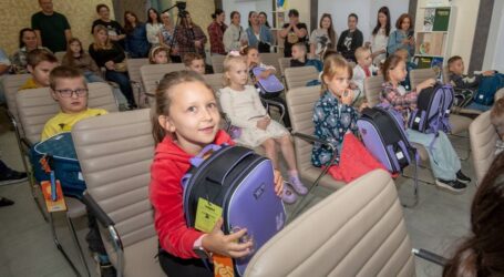 В Кам’янському дітей загиблих та безвісти зниклих захисників привітали з прийдешнім Днем знань