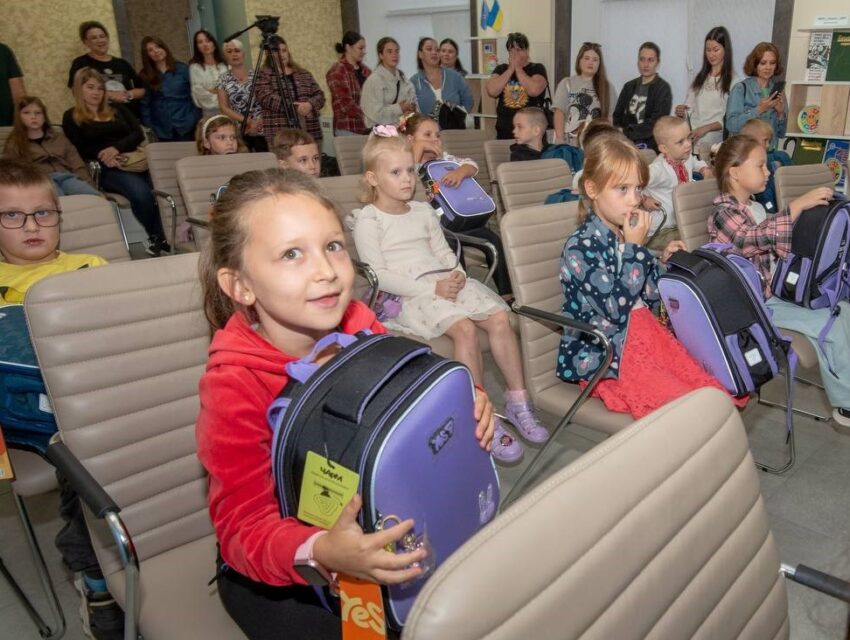 В Кам’янському дітей загиблих та безвісти зниклих захисників привітали з прийдешнім Днем знань