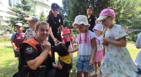 Урок безпеки зі Бабою Любою, Базукою, Бафі та Фіджі: у Кам`янському поліційні знайомили дітей із пошуково-рятувальними собаками