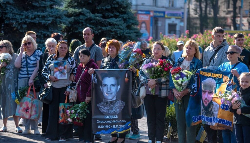 В Кам'янському сьогодні відбулись скорботні заходи з ушанування пам'яті загиблих на війні захисників - ФОТО