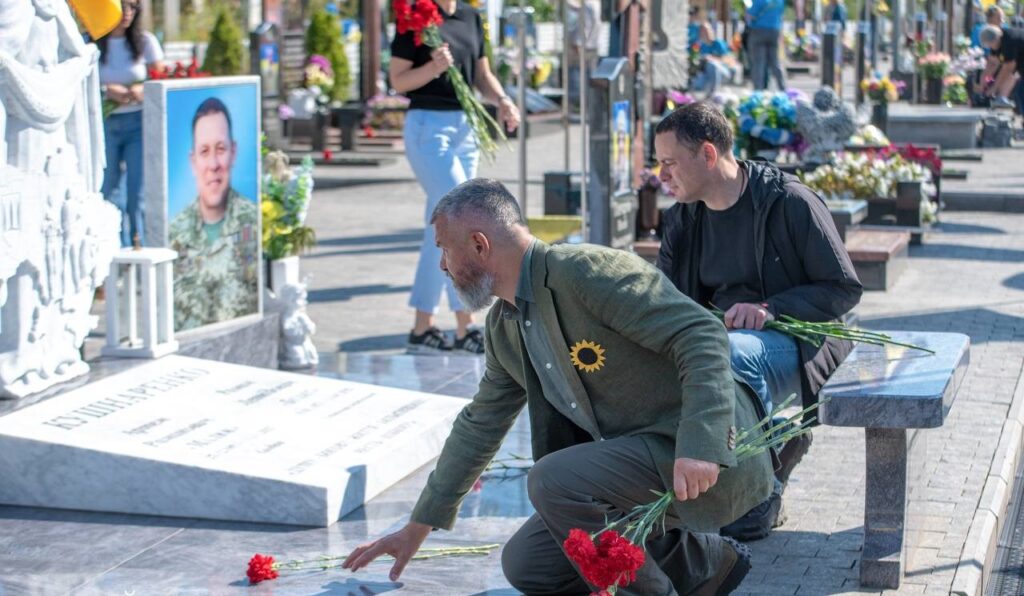 В Кам'янському сьогодні відбулись скорботні заходи з ушанування пам'яті загиблих на війні захисників - ФОТО