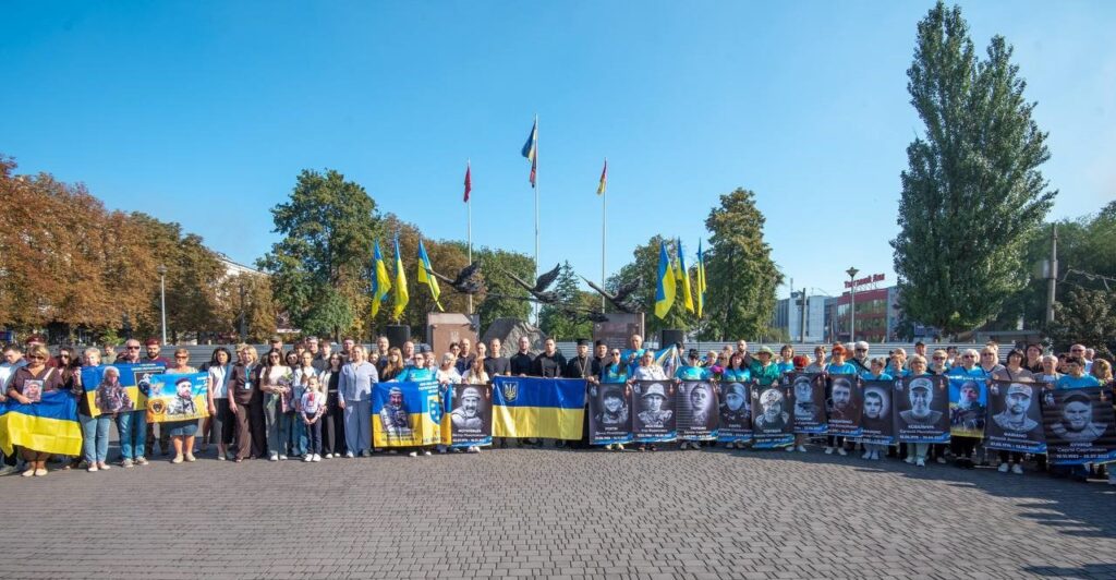 В Кам'янському сьогодні відбулись скорботні заходи з ушанування пам'яті загиблих на війні захисників - ФОТО