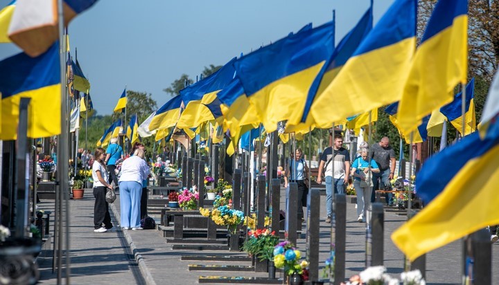 В Кам'янському сьогодні відбулись скорботні заходи з ушанування пам'яті загиблих на війні захисників - ФОТО