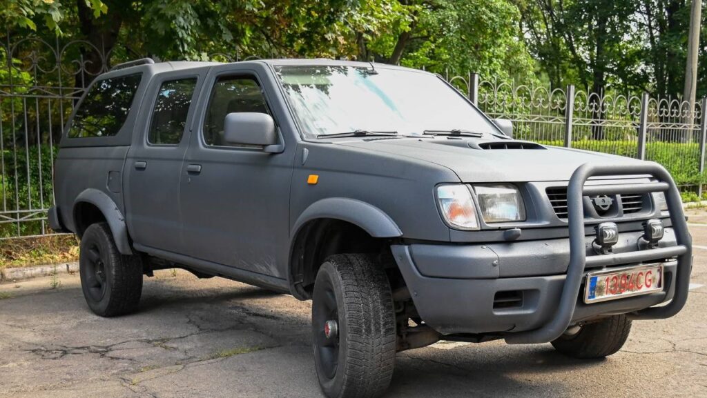 Кам'янське передало позашляховик, військовим, що боронять країну на Куп'янському напрямку - ФОТО