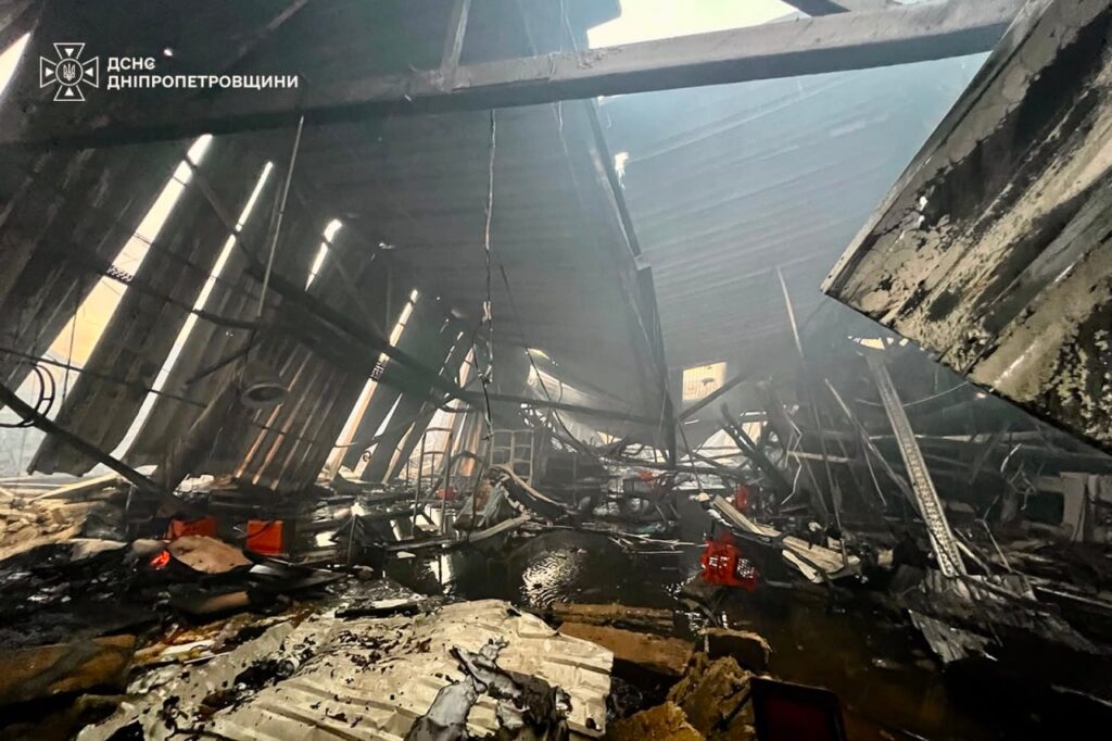 Дніпропетровщина сьогодні у жалобі за загиблими через ворожу атаку по торгівельному центру у Кривому Розі - ФОТО