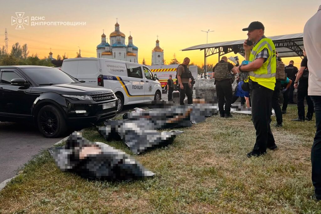 Дніпропетровщина сьогодні у жалобі за загиблими через ворожу атаку по торгівельному центру у Кривому Розі - ФОТО