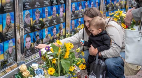 В Кам’янському на Дошці пам’яті біля стели «Воїнам-визволителям» відкрили нові рамки зі світлинами загиблих захисників