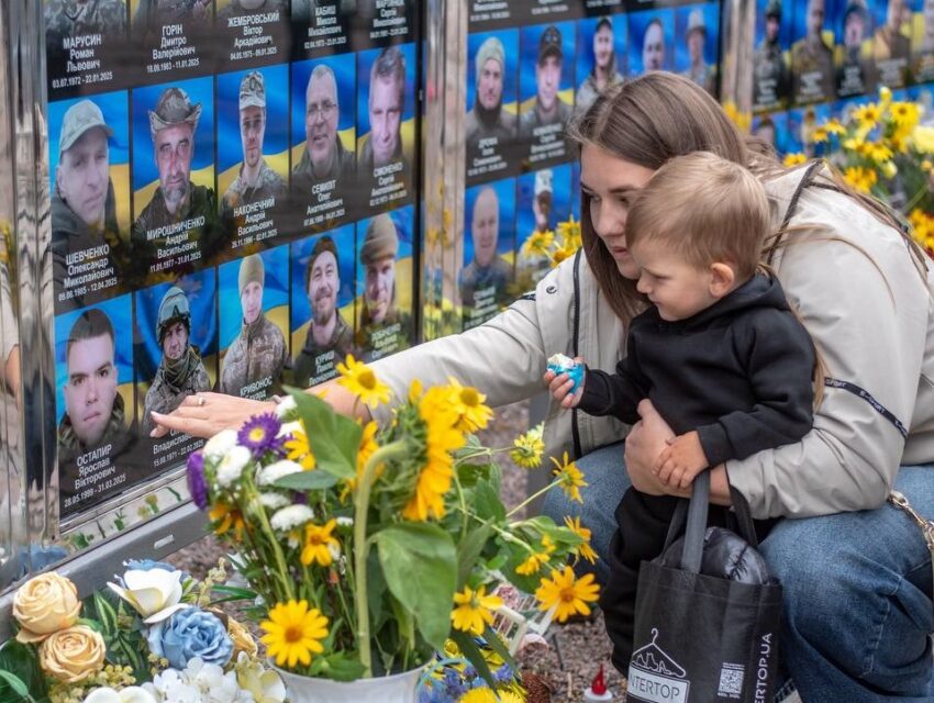 В Кам’янському на Дошці пам’яті біля стели «Воїнам-визволителям» відкрили нові рамки зі світлинами загиблих захисників