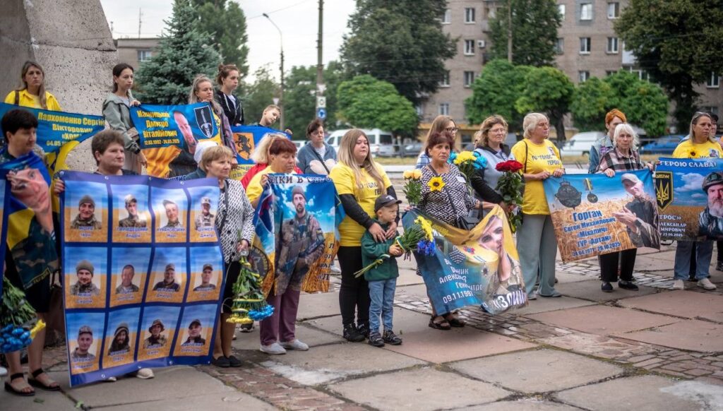 В Кам'янському на Дошці пам'яті біля стели «Воїнам-визволителям» відкрили нові рамки зі світлинами загиблих захисників - ФОТО