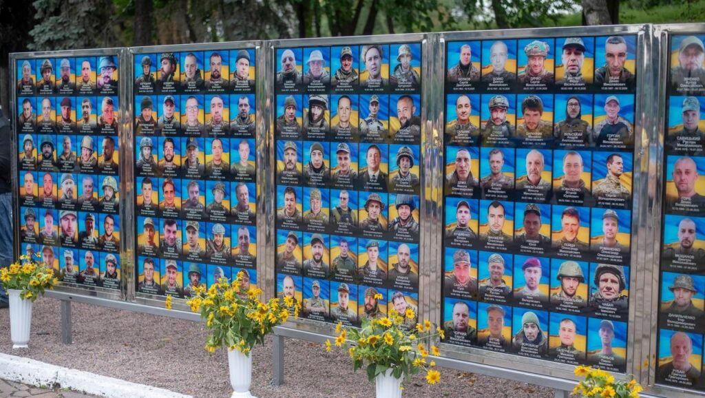 В Кам'янському на Дошці пам'яті біля стели «Воїнам-визволителям» відкрили нові рамки зі світлинами загиблих захисників - ФОТО