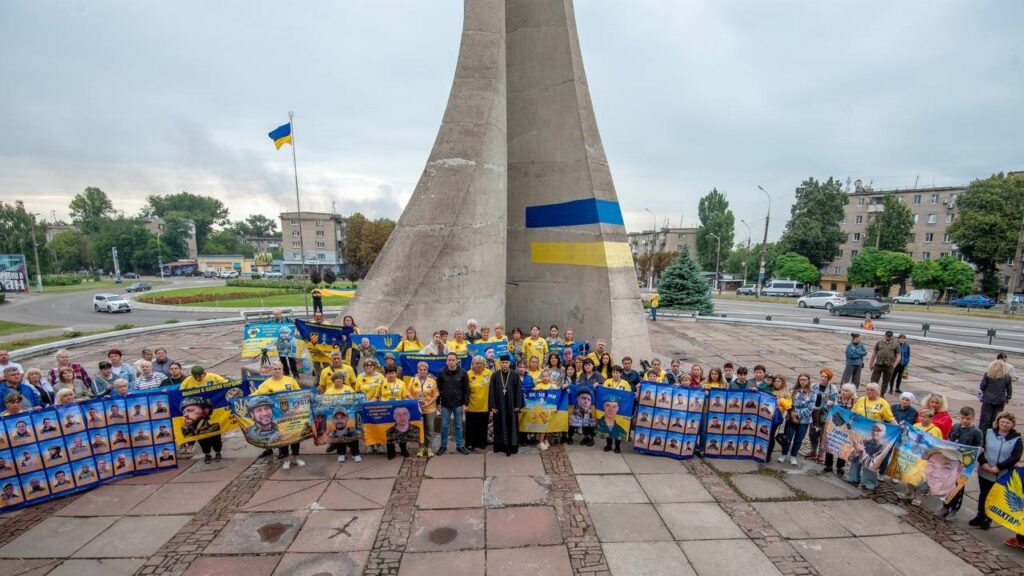 В Кам'янському на Дошці пам'яті біля стели «Воїнам-визволителям» відкрили нові рамки зі світлинами загиблих захисників - ФОТО