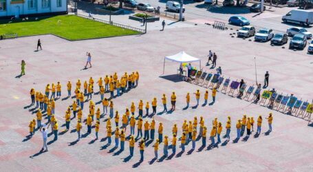 В Кам’янському до Дня Незалежності сформували живу фігуру у вигляді Державного Герба України