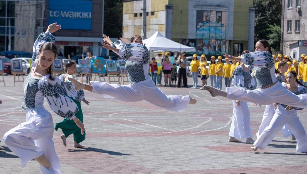 В Кам'янському до Дня Незалежності сформували живу фігуру у вигляді Державного Герба України - ФОТО