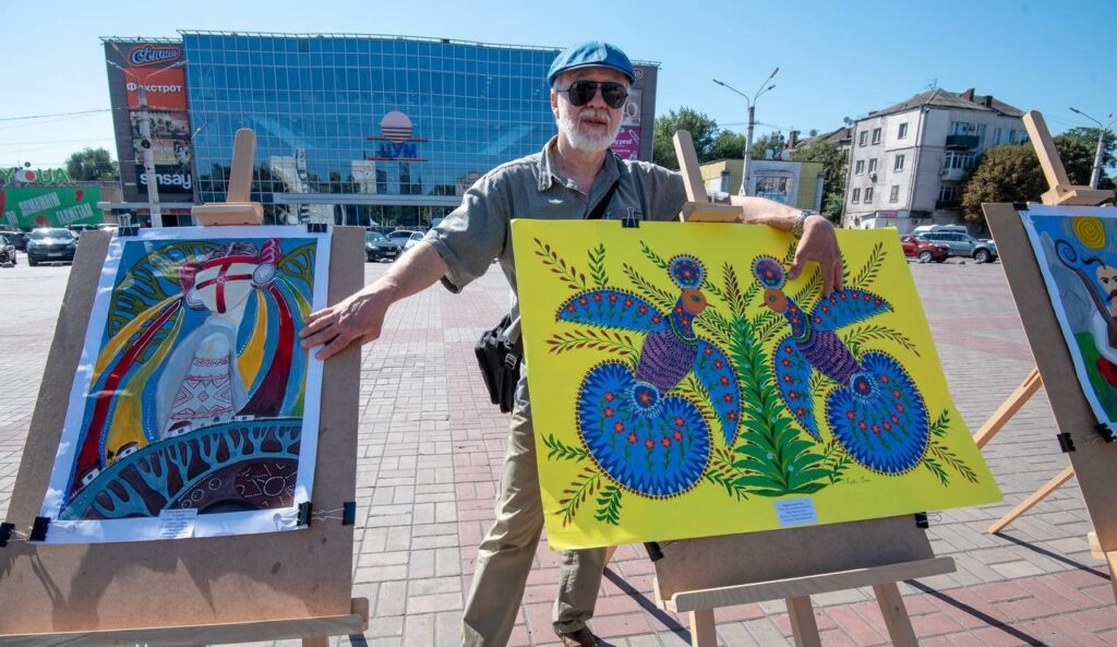 В Кам'янському до Дня Незалежності сформували живу фігуру у вигляді Державного Герба України - ФОТО