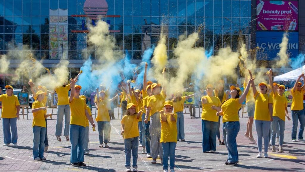 В Кам'янському до Дня Незалежності сформували живу фігуру у вигляді Державного Герба України - ФОТО