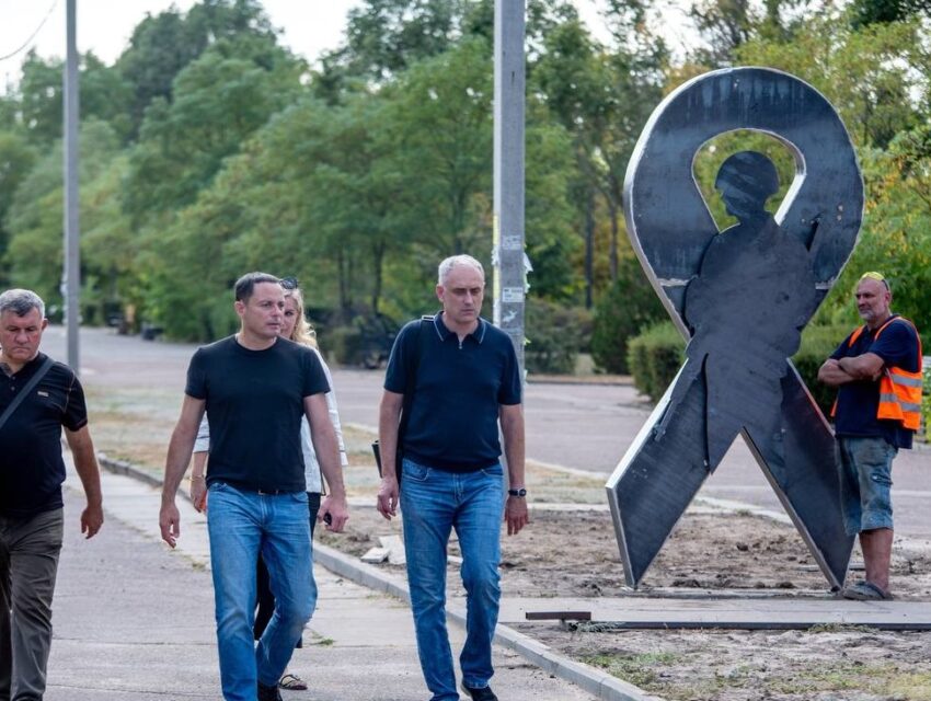 На Лівобережжі Кам’янського у вересні відкриють пам’ятну локацію «Клумба Надії»