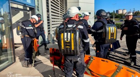 ОНОВЛЕНО! Ворог атакував торгівельний центр на Дніпропетровщині: є загиблі, понад 100 людей поранені