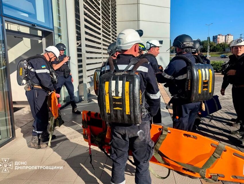 ОНОВЛЕНО! Ворог атакував торгівельний центр на Дніпропетровщині: є загиблі, понад 100 людей поранені