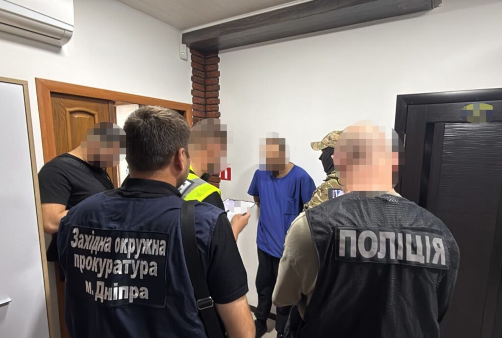 Три тисячі доларів США за підтвердження інвалідності: у Дніпрі затримали лікаря, який вимагав хабар у військового - ФОТО