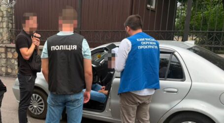 Обіцяв зробити непридатним через фіктивну інвалідність: у Кам’янському під час отримання хабаря затримали сімейного лікаря