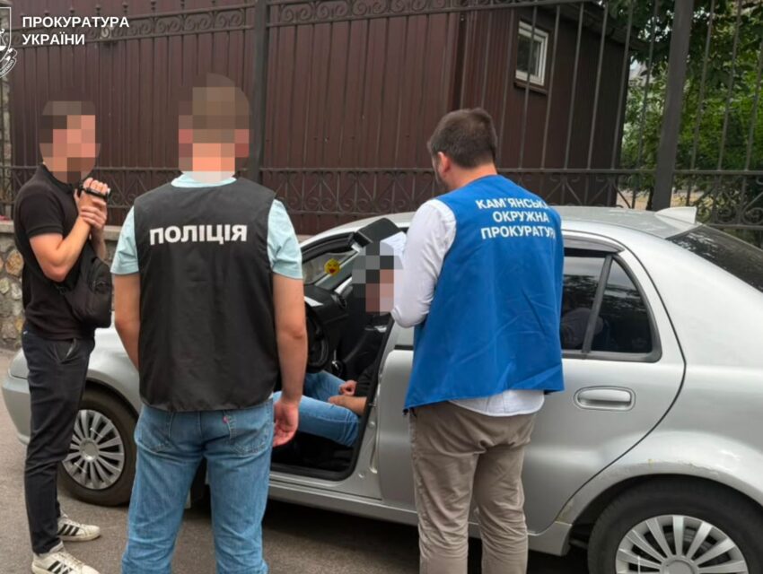 Обіцяв зробити непридатним через фіктивну інвалідність: у Кам’янському під час отримання хабаря затримали сімейного лікаря