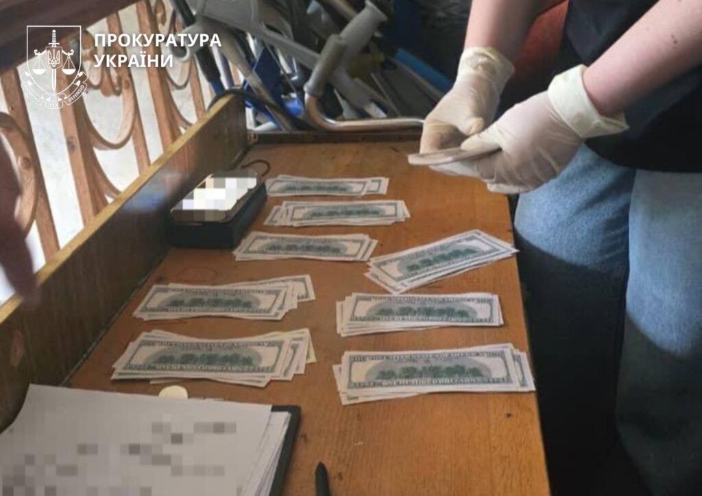 Пропонувала операцію на хребті заради непридатності: у Дніпрі викрили медсестру на хабарі у 12 тисяч доларів - ФОТО