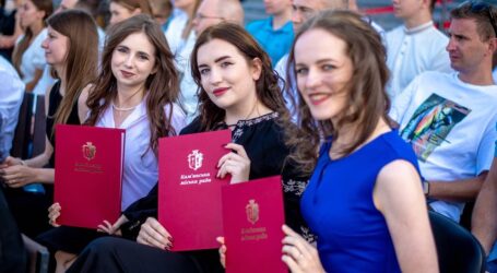 В Кам’янському до Дня молоді відзначили найкращих представників молодіжної спільноти міста