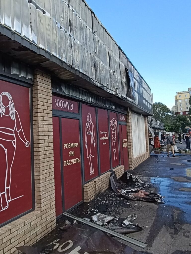 На Лівобережжі Кам'янського горіли торгівельні павільйони з одягом(ВІДЕО) - ФОТО