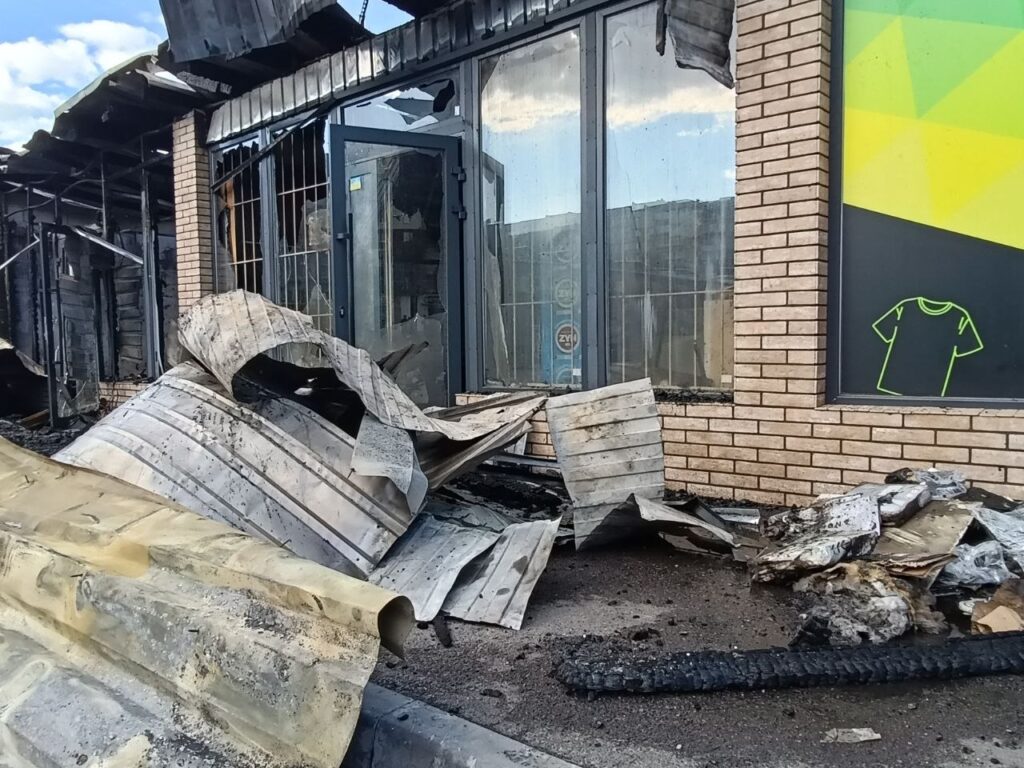 На Лівобережжі Кам'янського горіли торгівельні павільйони з одягом(ВІДЕО) - ФОТО