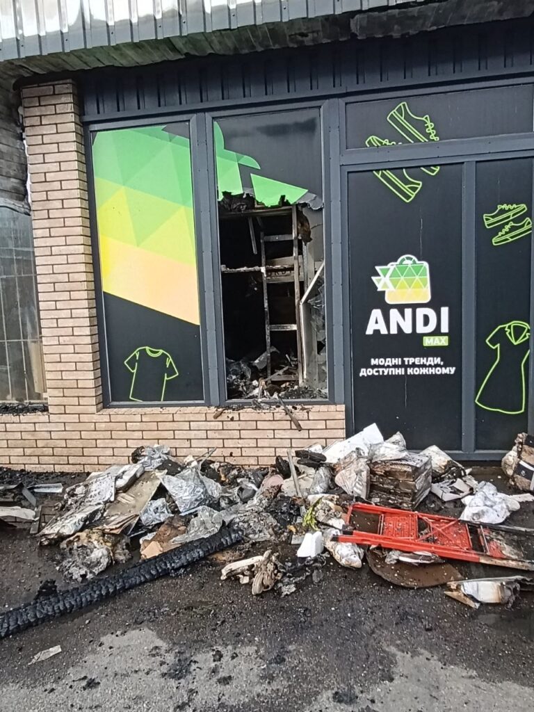 На Лівобережжі Кам'янського горіли торгівельні павільйони з одягом(ВІДЕО) - ФОТО