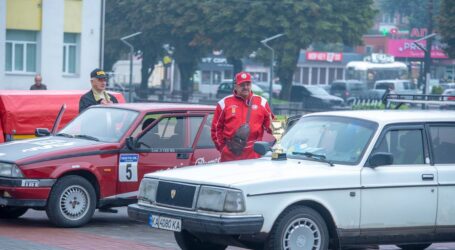 Кам’янське стало частиною патріотичного ралі-марафону ретроавтомобілів