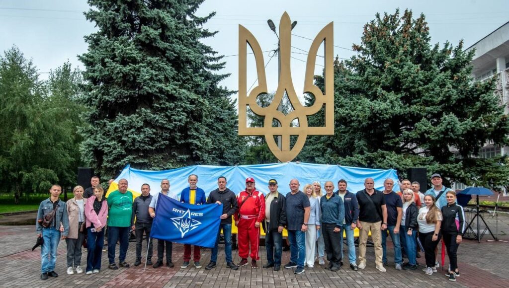 Кам'янське стало частиною патріотичного ралі-марафону ретроавтомобілів - ФОТО